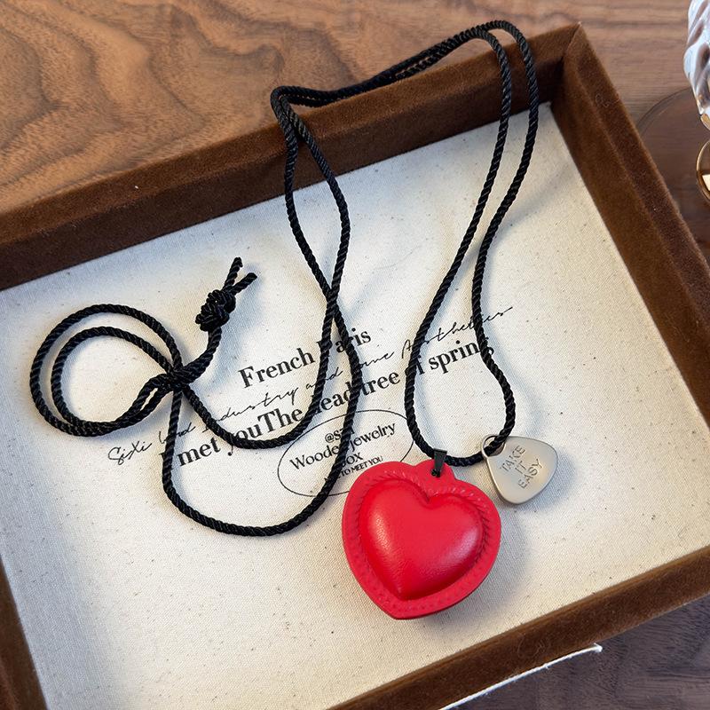 Ожерелье ручной работы с подвеской в виде любви для женщин, осенне-зимняя плетеная черная веревка, украшенная длинной цепочкой для свитера красный
Ожерелье ручной работы с подвеской в виде любви для женщин, осенне-зимняя плетеная черная веревка, украшенная длинной цепочкой для свитера красный