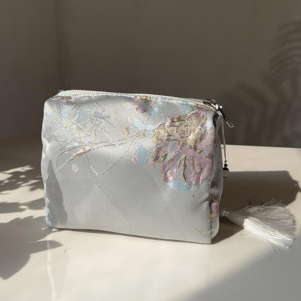 Portable Polyester Cosmetic Bag Embroidery Floral Zipper Closure Makeup Organizer Chinese Style Beauty Case Women Use сірий
Portable Polyester Cosmetic Bag Embroidery Floral Zipper Closure Makeup Organizer Chinese Style Beauty Case Women Use сірий