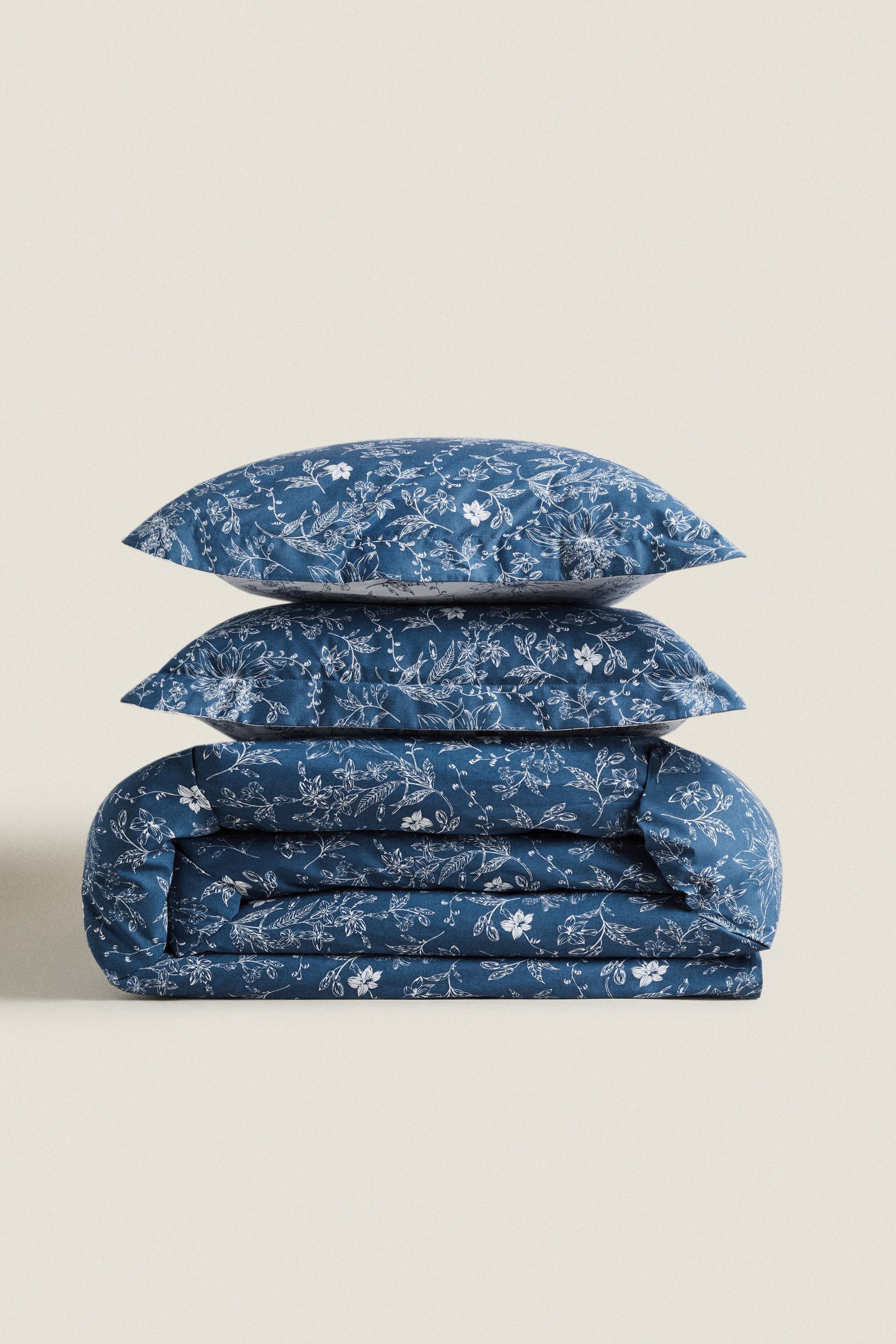 ПОДОХВАННИК С СИНИМ ЦВЕТОЧНЫМ ПРИНТОМ 
ПОДОХВАННИК С СИНИМ ЦВЕТОЧНЫМ ПРИНТОМ