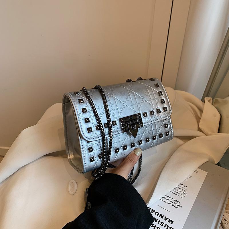 Новинка осені 2024 року в стилі ретро, повсякденна проста маленька квадратна сумка через плече Корейська версія з персоналізованим нішевим дизайном, модна сумка-месенджер срібний
Новинка осені 2024 року в стилі ретро, повсякденна проста маленька квадратна сумка через плече Корейська версія з персоналізованим нішевим дизайном, модна сумка-месенджер срібний