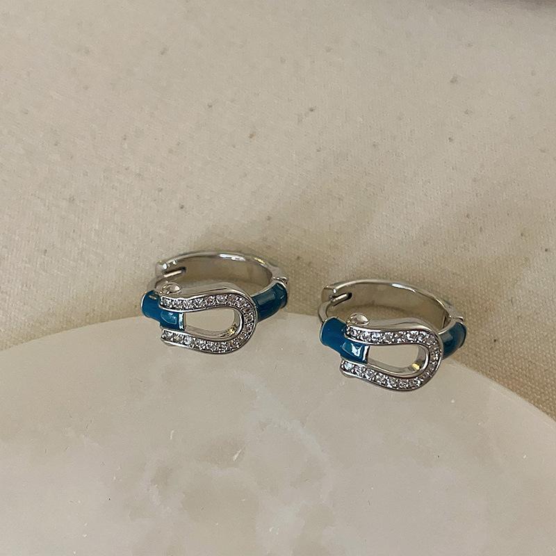 Нишевый дизайн Чувство Капающее масло Круг Циркон Подкова Пряжка Серьги Женская личность Уникальные Изысканные Универсальные серьги
Нишевый дизайн Чувство Капающее масло Круг Циркон Подкова Пряжка Серьги Женская личность Уникальные Изысканные Универсальные серьги