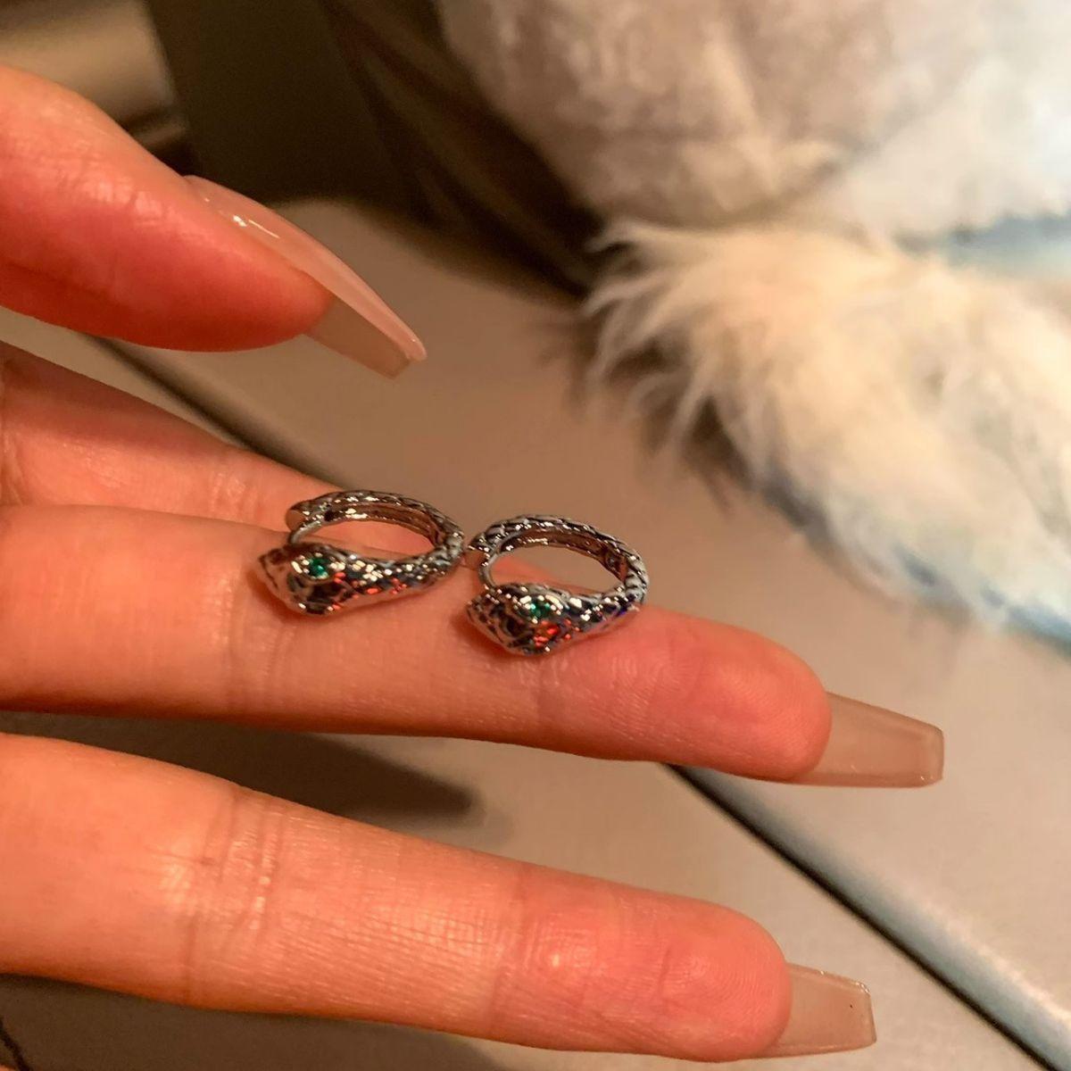Personality super spicy snake ear buckle stud earrings versatile in niche design simple fashion foreign gas earrings earrings
Personality super spicy snake ear buckle stud earrings versatile in niche design simple fashion foreign gas earrings earrings