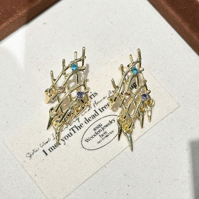 New geometric versatile alloy electroplated women s earrings niche popular high-end retro stud earrings золотой
New geometric versatile alloy electroplated women s earrings niche popular high-end retro stud earrings золотой