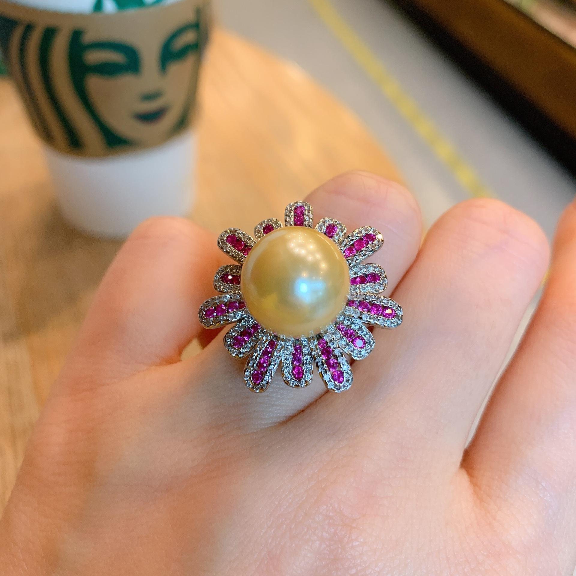 Кольцо с жемчугом и микронабором из красного драгоценного бриллианта, модное регулируемое кольцо
Кольцо с жемчугом и микронабором из красного драгоценного бриллианта, модное регулируемое кольцо