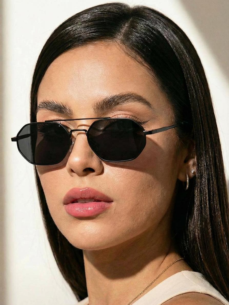 Metal full-frame double-beam polygon eyeglass frames, retro, elegant, and fashionable, suitable for daily commuting, outfit phot
Metal full-frame double-beam polygon eyeglass frames, retro, elegant, and fashionable, suitable for daily commuting, outfit phot