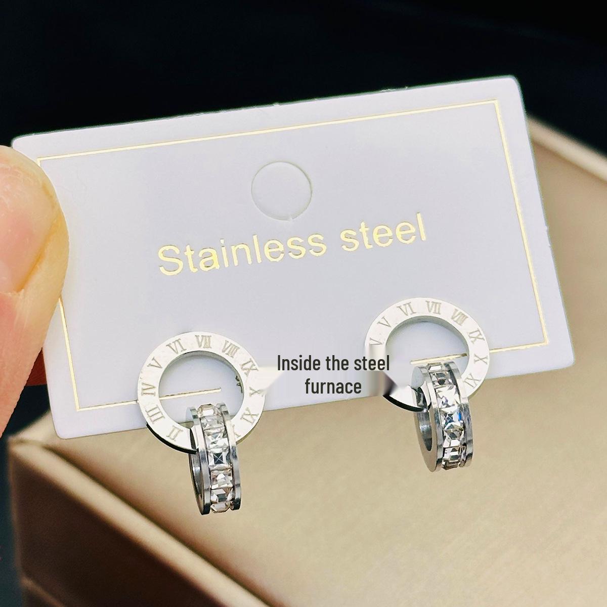 Серьги-пусеты с бриллиантами из титановой стали цвета розового золота и серьги-подвески с двойными кольцами для женщин
Серьги-пусеты с бриллиантами из титановой стали цвета розового золота и серьги-подвески с двойными кольцами для женщин