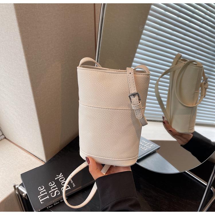 Popular small bag women s summer 2025 new simple and versatile messenger bag mobile phone bag чорний
Popular small bag women s summer 2025 new simple and versatile messenger bag mobile phone bag чорний