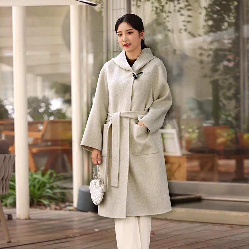 Женское двустороннее шерстяное пальто Yiliteng с капюшоном и пуговицами-клевантами S
Женское двустороннее шерстяное пальто Yiliteng с капюшоном и пуговицами-клевантами S