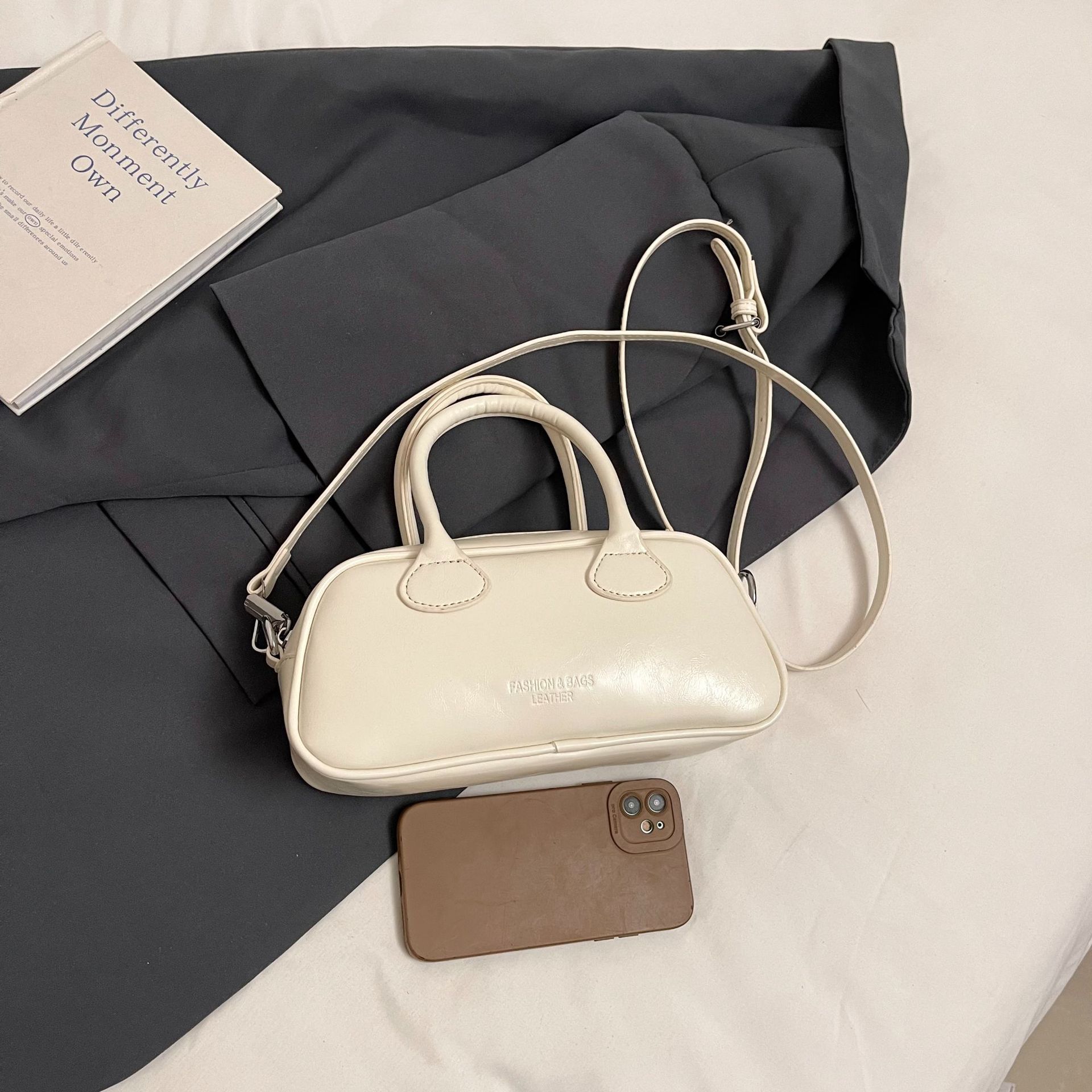 Модная трендовая женская сумочка 2025 новая весна и лето однотонная простая сумка на плечо в иностранном стиле повседневная дорожная сумка-мессенджер
Модная трендовая женская сумочка 2025 новая весна и лето однотонная простая сумка на плечо в иностранном стиле повседневная дорожная сумка-мессенджер