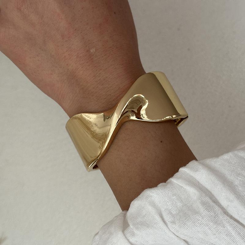Glossy Twisted Open Bangle: European & American Style High-End Versatile Bracelet
Glossy Twisted Open Bangle: European & American Style High-End Versatile Bracelet