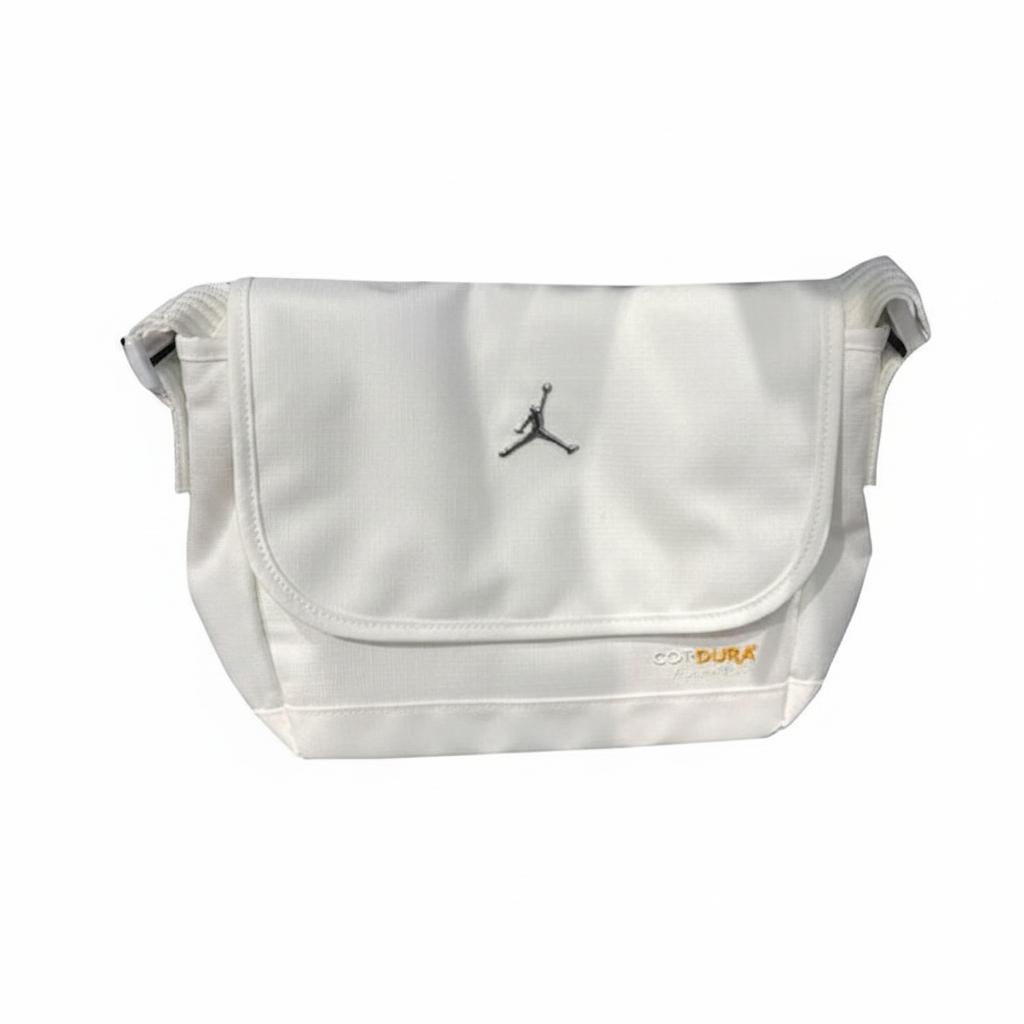 Jordan Sports Casual Travel Flap Design Crossbody Bag Unisex bags White IX4817 White
Jordan Sports Casual Travel Flap Design Crossbody Bag Unisex bags White IX4817 White