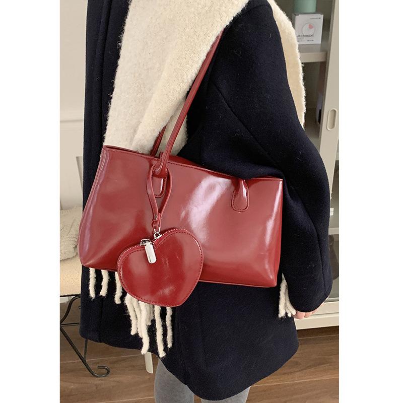 Korean Niche Portable Red Wedding Occasion Bag Latest Trendy Fashion Underarm Bag Large Size Capacity One-shoulder Latest Tote Bag
Korean Niche Portable Red Wedding Occasion Bag Latest Trendy Fashion Underarm Bag Large Size Capacity One-shoulder Latest Tote Bag