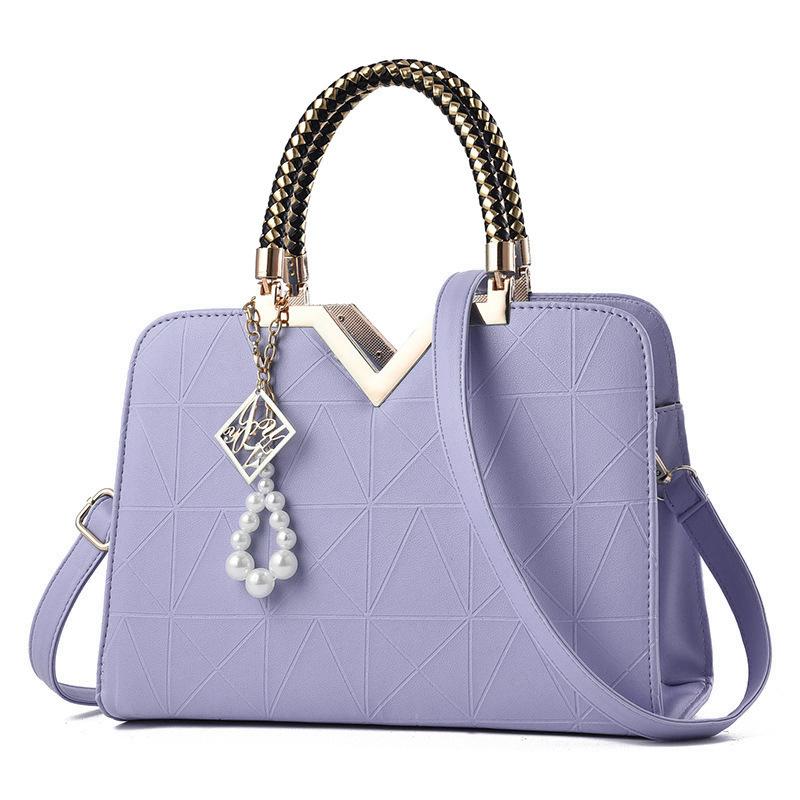 Luxurious textured trapezoidal handbag, Kelly bag with three-dimensial diamd pattern, V-shaped gold metal clasp, single-shou світло-синій колір
Luxurious textured trapezoidal handbag, Kelly bag with three-dimensial diamd pattern, V-shaped gold metal clasp, single-shou світло-синій колір