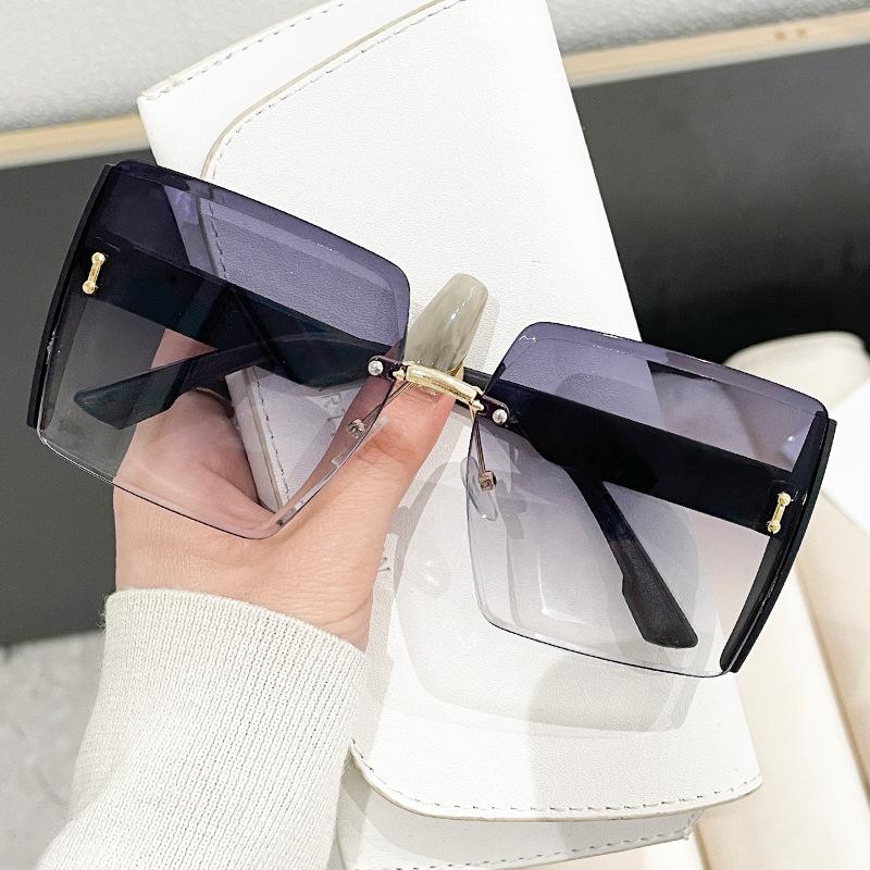 Новые винтажные квадратные солнцезащитные очки женские классические ретро градиентные зеркальные безободковые солнцезащитные очки женские модные безободковые очки As shown
Новые винтажные квадратные солнцезащитные очки женские классические ретро градиентные зеркальные безободковые солнцезащитные очки женские модные безободковые очки As shown