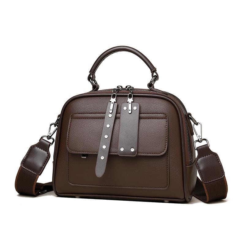 Classic Small Leather Shoulder Bag Vintage Boston Bag with Zipper Closure and Rivet Details Ideal for Everyday Use Work Shopping and Meeting Friends 23× 11 × 18 cm коричневий
Classic Small Leather Shoulder Bag Vintage Boston Bag with Zipper Closure and Rivet Details Ideal for Everyday Use Work Shopping and Meeting Friends 23× 11 × 18 cm коричневий