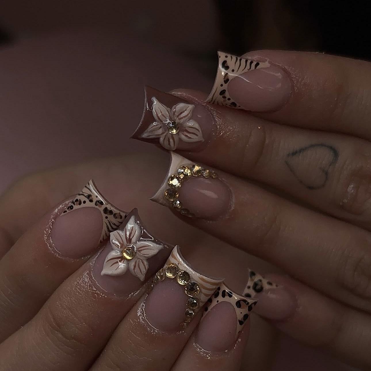 24pcs Leopard Print French False Nail Spicy Girls Flower Brown Short Square Fake Nails with Diamond Design Press on Nails Sets
24pcs Leopard Print French False Nail Spicy Girls Flower Brown Short Square Fake Nails with Diamond Design Press on Nails Sets