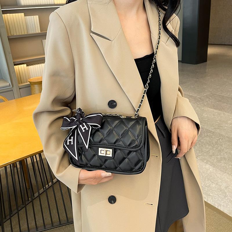 Rhombus chain bag underarm bag women s 2025 autumn new popular silk scarf shoulder bag contrasting color splicing messenger women s bag белый
Rhombus chain bag underarm bag women s 2025 autumn new popular silk scarf shoulder bag contrasting color splicing messenger women s bag белый
