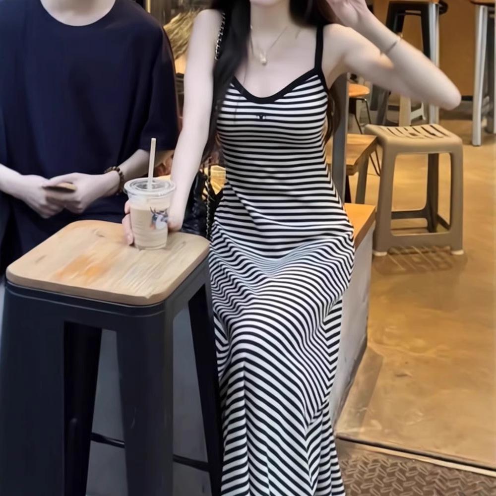 Striped Spaghetti Strap French Hip-Hugging Dress with Chest Pads - Women s Slimming Spring/Summer Design One Size (Premium Version)
Striped Spaghetti Strap French Hip-Hugging Dress with Chest Pads - Women s Slimming Spring/Summer Design One Size (Premium Version)