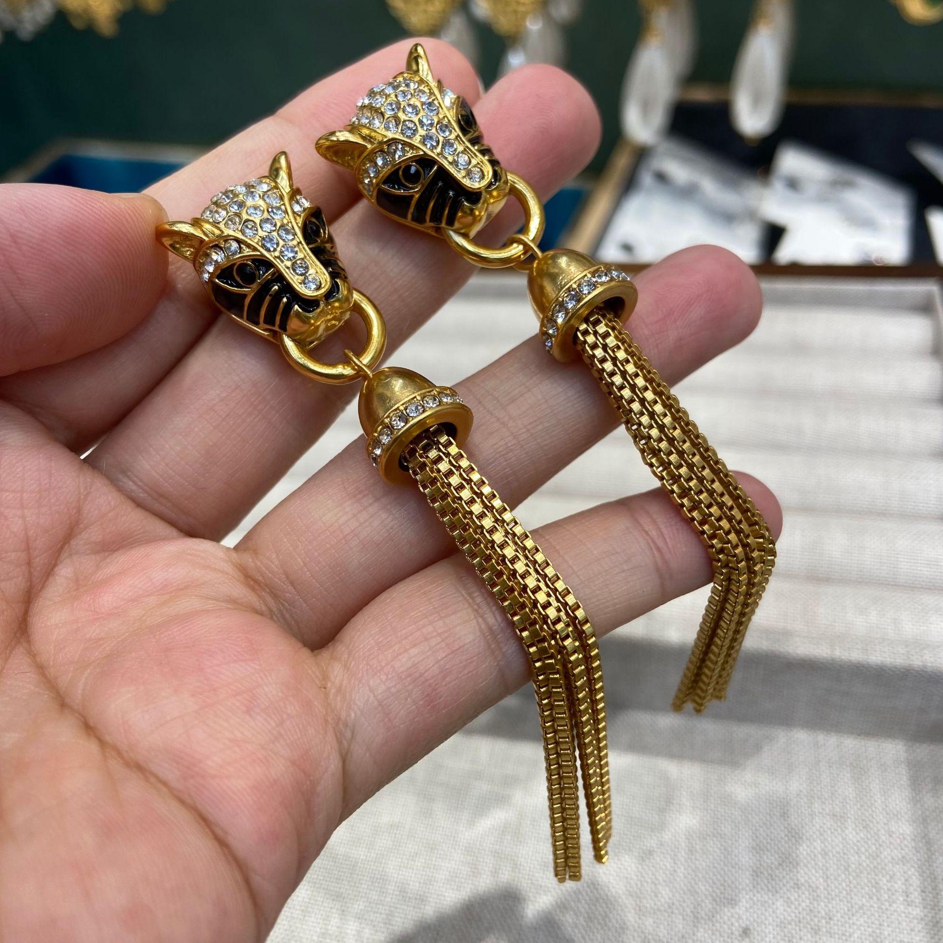 Qingdao Medieval Vintage Heavy Industry Personality Cheetah Diamond Long Fringed Earrings Domineering Copper Gold-Plated Women
Qingdao Medieval Vintage Heavy Industry Personality Cheetah Diamond Long Fringed Earrings Domineering Copper Gold-Plated Women