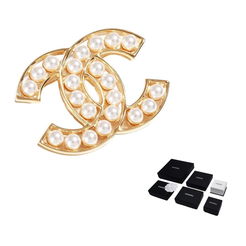CHANEL logo design pearl metal brooch women s gold золотий
CHANEL logo design pearl metal brooch women s gold золотий