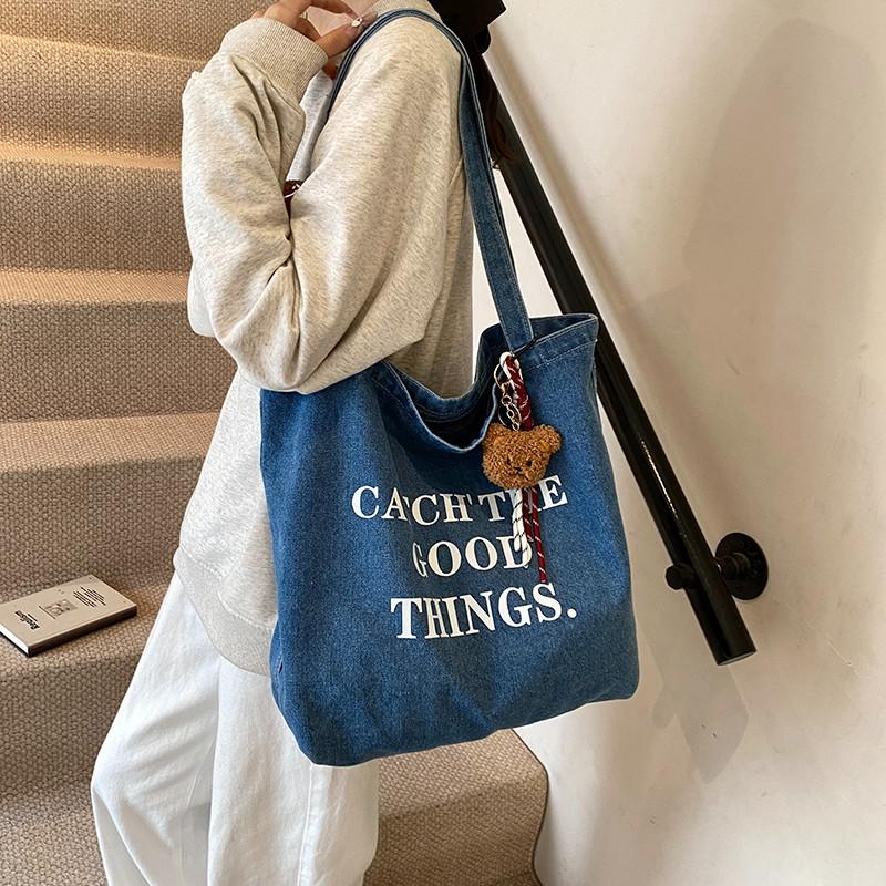 Винтажная джинсовая сумка-тоут с надписью - Большая вместимость, сумка на плечо в стиле кэжуал
Винтажная джинсовая сумка-тоут с надписью - Большая вместимость, сумка на плечо в стиле кэжуал