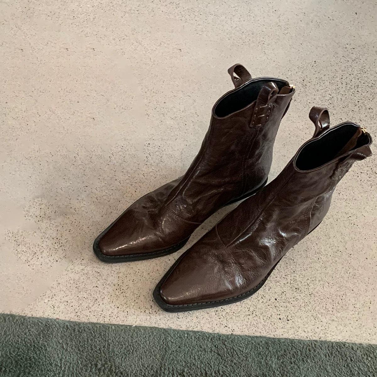 Укороченная версия ~ Короткие сапоги из мягкой кожи на низком каблуке с острым V-образным вырезом, осенне-зимние, тонкие, мятые, женские сапоги в стиле вестерн на толстом каблуке в стиле ретро 40
Укороченная версия ~ Короткие сапоги из мягкой кожи на низком каблуке с острым V-образным вырезом, осенне-зимние, тонкие, мятые, женские сапоги в стиле вестерн на толстом каблуке в стиле ретро 40