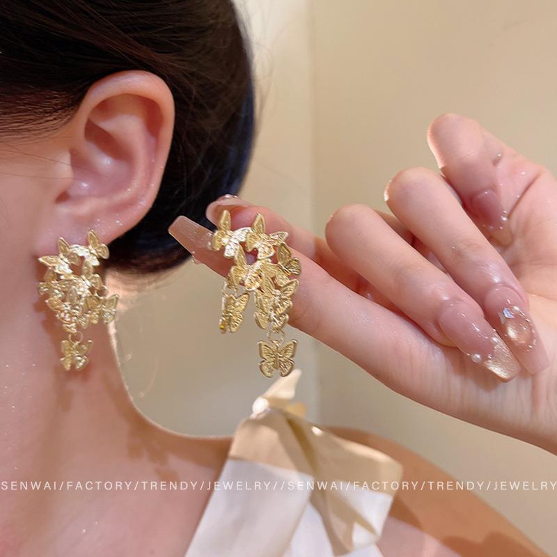 Retro gold butterfly fringed earrings women s light luxury temperament high-end stud earrings New ear jewelry
Retro gold butterfly fringed earrings women s light luxury temperament high-end stud earrings New ear jewelry
