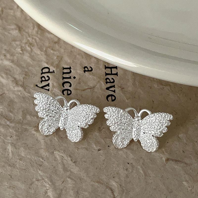 Серьги-гвоздики из матового металла со сверкающими бабочками, женские, французские, ретро, модные, индивидуальные, темпераментные, универсальные серьги
Серьги-гвоздики из матового металла со сверкающими бабочками, женские, французские, ретро, модные, индивидуальные, темпераментные, универсальные серьги