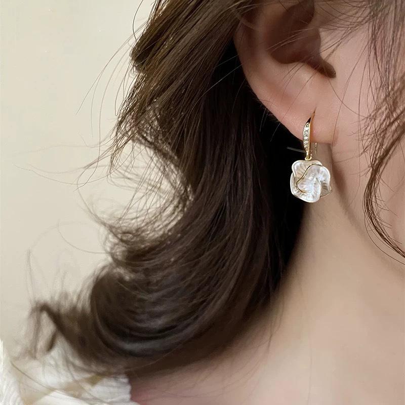 Mosquito coil plate camellia flower earrings women s niche temperament no ear piercings earrings popular ear clips light luxury high sense summer
Mosquito coil plate camellia flower earrings women s niche temperament no ear piercings earrings popular ear clips light luxury high sense summer