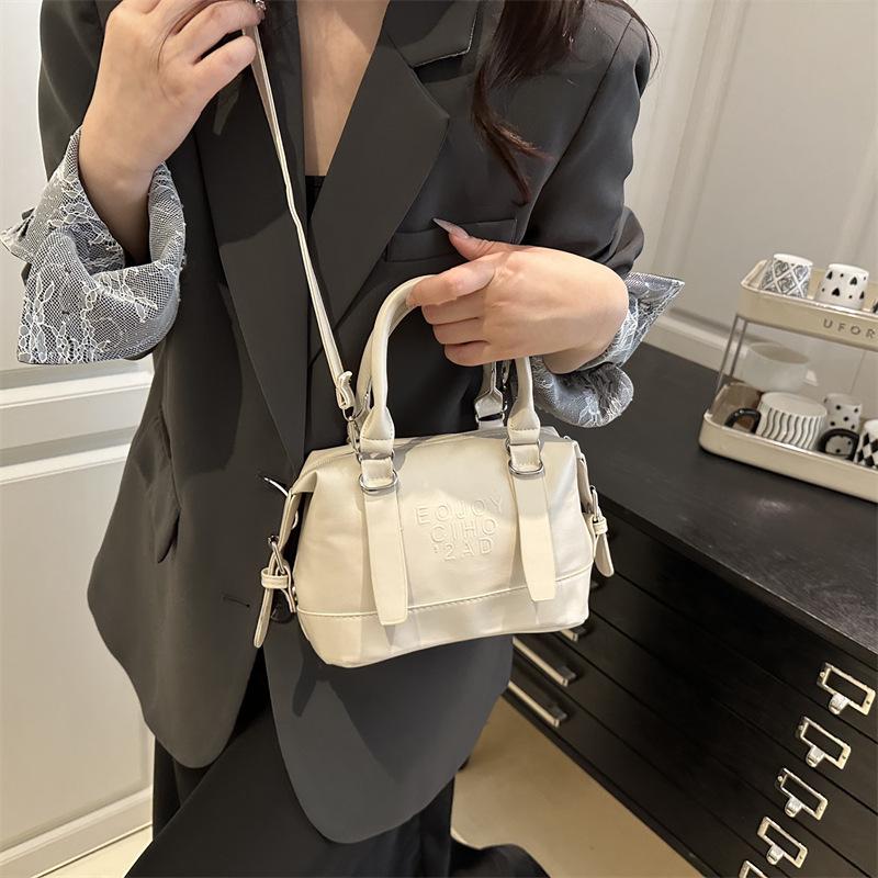 Glossy casual simplicity 2025 summer letter indentation new fashion casual messenger shoulder portable pillow bag
Glossy casual simplicity 2025 summer letter indentation new fashion casual messenger shoulder portable pillow bag