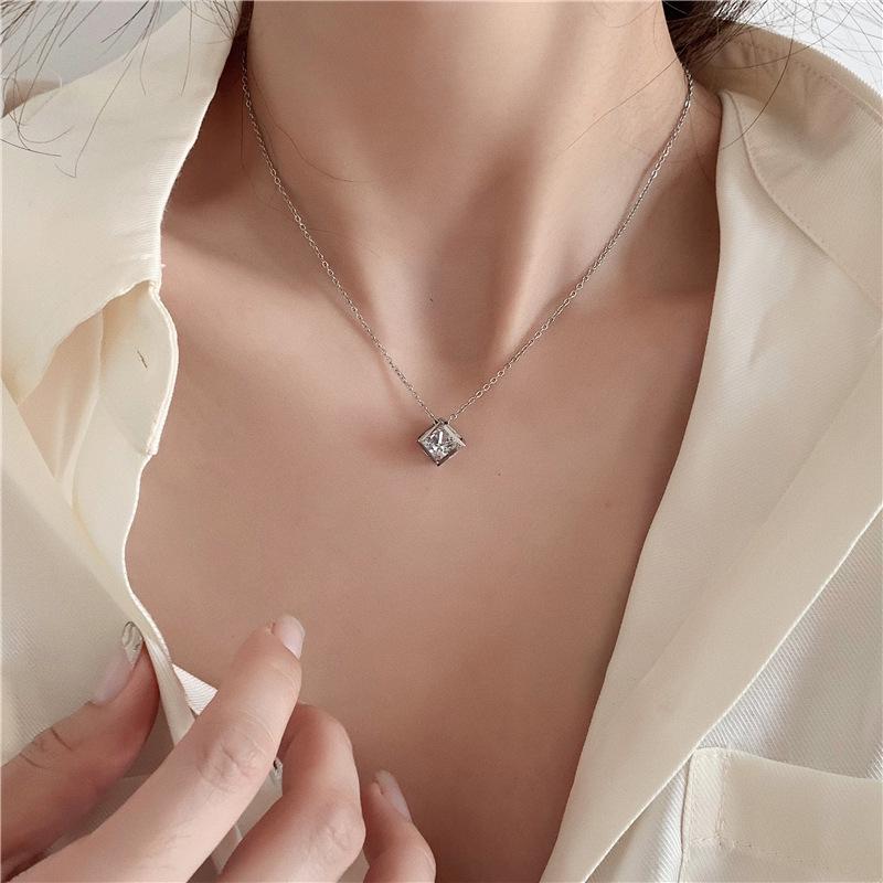 Creative Square Diamond Ring Necklace - Titanium Steel Rose Gold Clavicle Chain with Inlaid Rubik s Cube Design срібний
Creative Square Diamond Ring Necklace - Titanium Steel Rose Gold Clavicle Chain with Inlaid Rubik s Cube Design срібний
