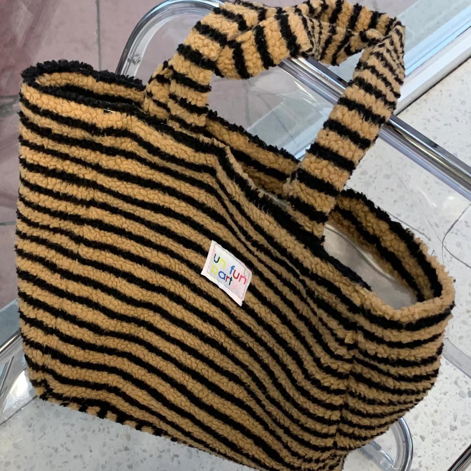 Retro Stripe Plush Tote Bag Women Lambswool Large Capacity Handbag Ladies Harajuku Preppy Style Commute Cute Daily Shoulder Bags 45x30x13cm коричневый
Retro Stripe Plush Tote Bag Women Lambswool Large Capacity Handbag Ladies Harajuku Preppy Style Commute Cute Daily Shoulder Bags 45x30x13cm коричневый