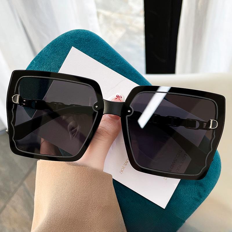 Солнцезащитные очки с цепочкой Advanced Sense of Luxury Fashion Солнцезащитные очки с козырьками для знаменитостей в Интернете.
Солнцезащитные очки с цепочкой Advanced Sense of Luxury Fashion Солнцезащитные очки с козырьками для знаменитостей в Интернете.