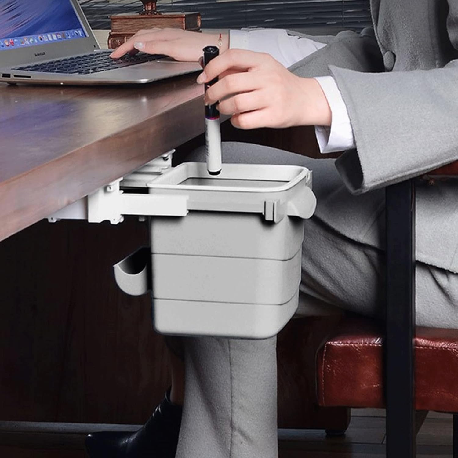 Мусорные ведра Скрытый выдвижной ящик Мусорное ведро Выдвижная направляющая Бытовое письменный стол Стол Подстольное мусорное ведро Подъемное ведро для хранения
Мусорные ведра Скрытый выдвижной ящик Мусорное ведро Выдвижная направляющая Бытовое письменный стол Стол Подстольное мусорное ведро Подъемное ведро для хранения