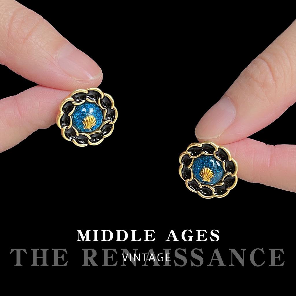 Medieval enamel dripping oil blue flower stud earrings retro French small fragrant elegant earrings
Medieval enamel dripping oil blue flower stud earrings retro French small fragrant elegant earrings
