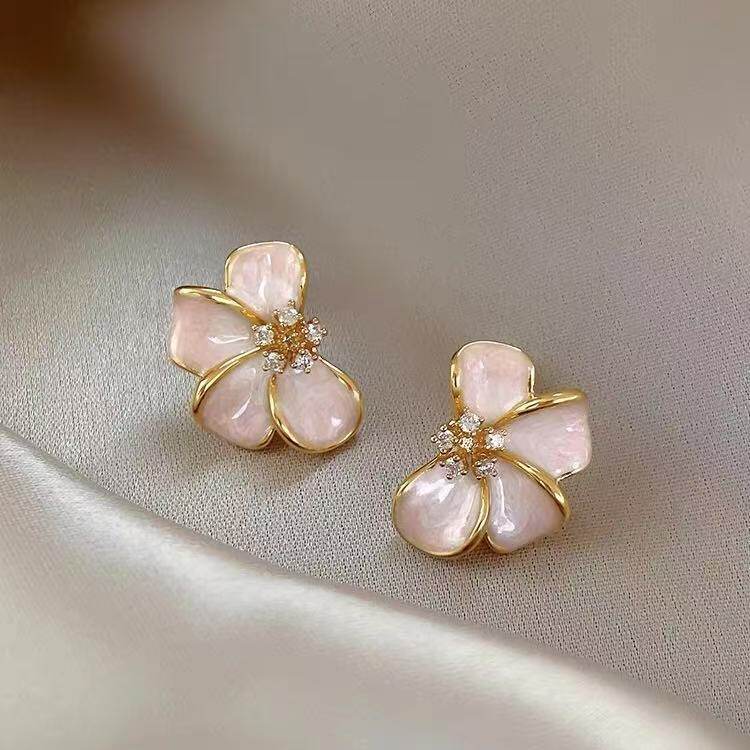 Silver needle with diamonds, oil dripping flower stud earrings, new French high-end stud earrings, niche fashion temperament earrings, women
Silver needle with diamonds, oil dripping flower stud earrings, new French high-end stud earrings, niche fashion temperament earrings, women