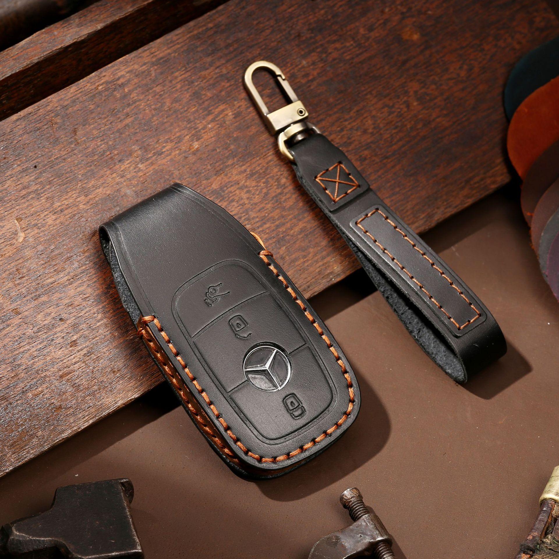 The popular one is suitable for Mercedes-Benz key cover, a new E300L leather car key cover.
The popular one is suitable for Mercedes-Benz key cover, a new E300L leather car key cover.