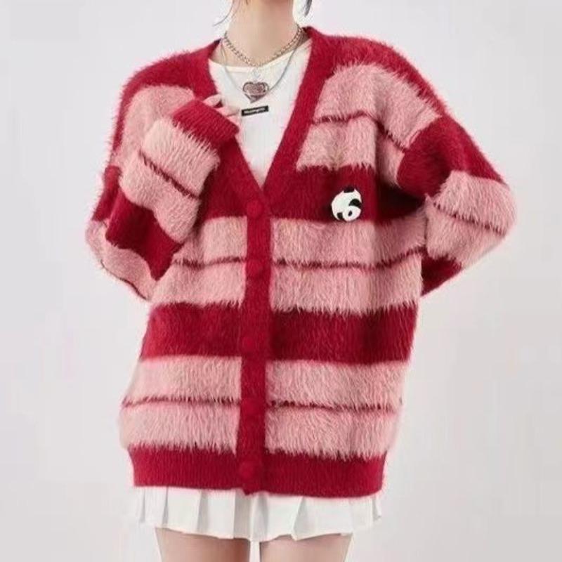 Новая Мода Ретро Полосатый Свитер Кардиган Женский Нишевый Дизайн с Куклой Пандой Чувство Парный Вязаный Свитер One size красный
Новая Мода Ретро Полосатый Свитер Кардиган Женский Нишевый Дизайн с Куклой Пандой Чувство Парный Вязаный Свитер One size красный