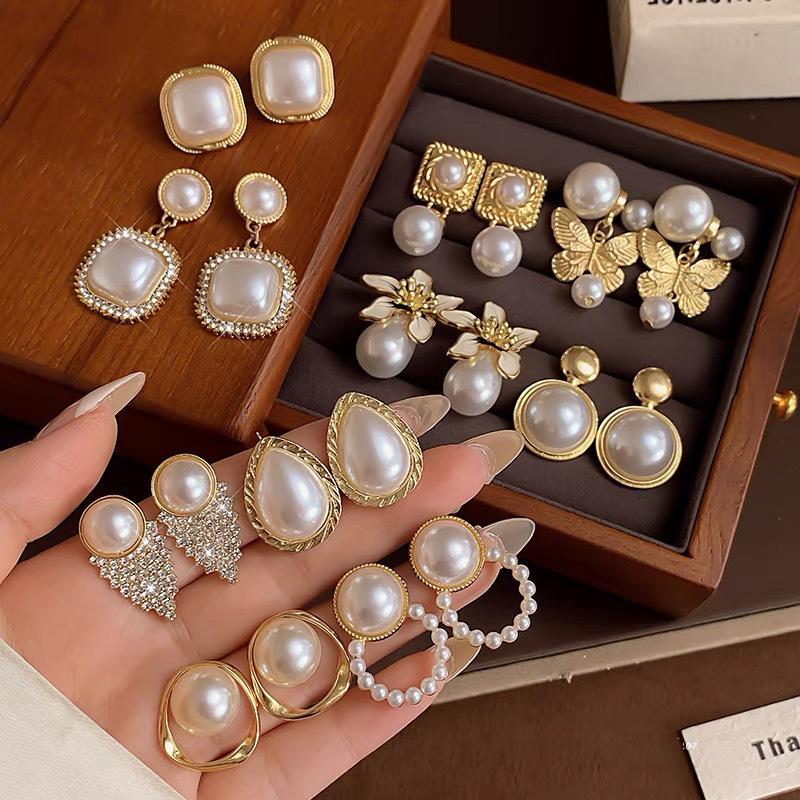Pearl water drop square geometric earrings French light luxury high-end stud earrings niche fashion temperament earrings women
Pearl water drop square geometric earrings French light luxury high-end stud earrings niche fashion temperament earrings women