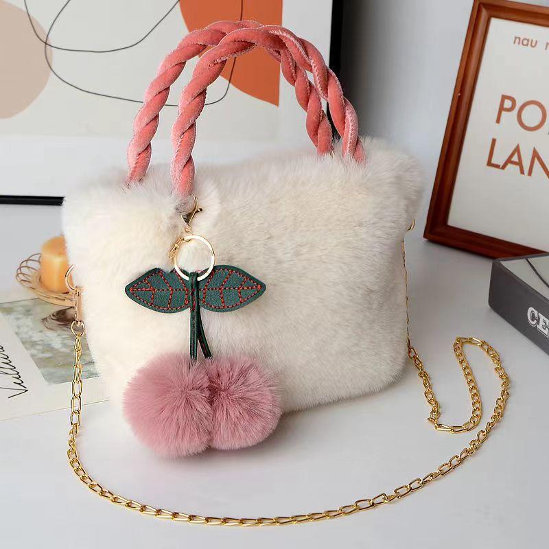 New Fashi Women Handbags Winter Furry Ladies Soft Plush Clutch Purse Shoulder Bags Fashi Female Cherry Pendant Messenger Bag білий
New Fashi Women Handbags Winter Furry Ladies Soft Plush Clutch Purse Shoulder Bags Fashi Female Cherry Pendant Messenger Bag білий