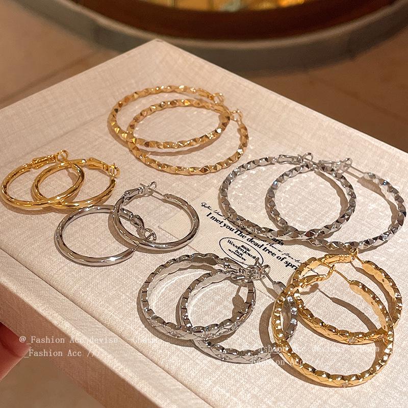 Silver Needle Round Hoops: European & American Minimalist High-End Fashion Earrings for Women
Silver Needle Round Hoops: European & American Minimalist High-End Fashion Earrings for Women