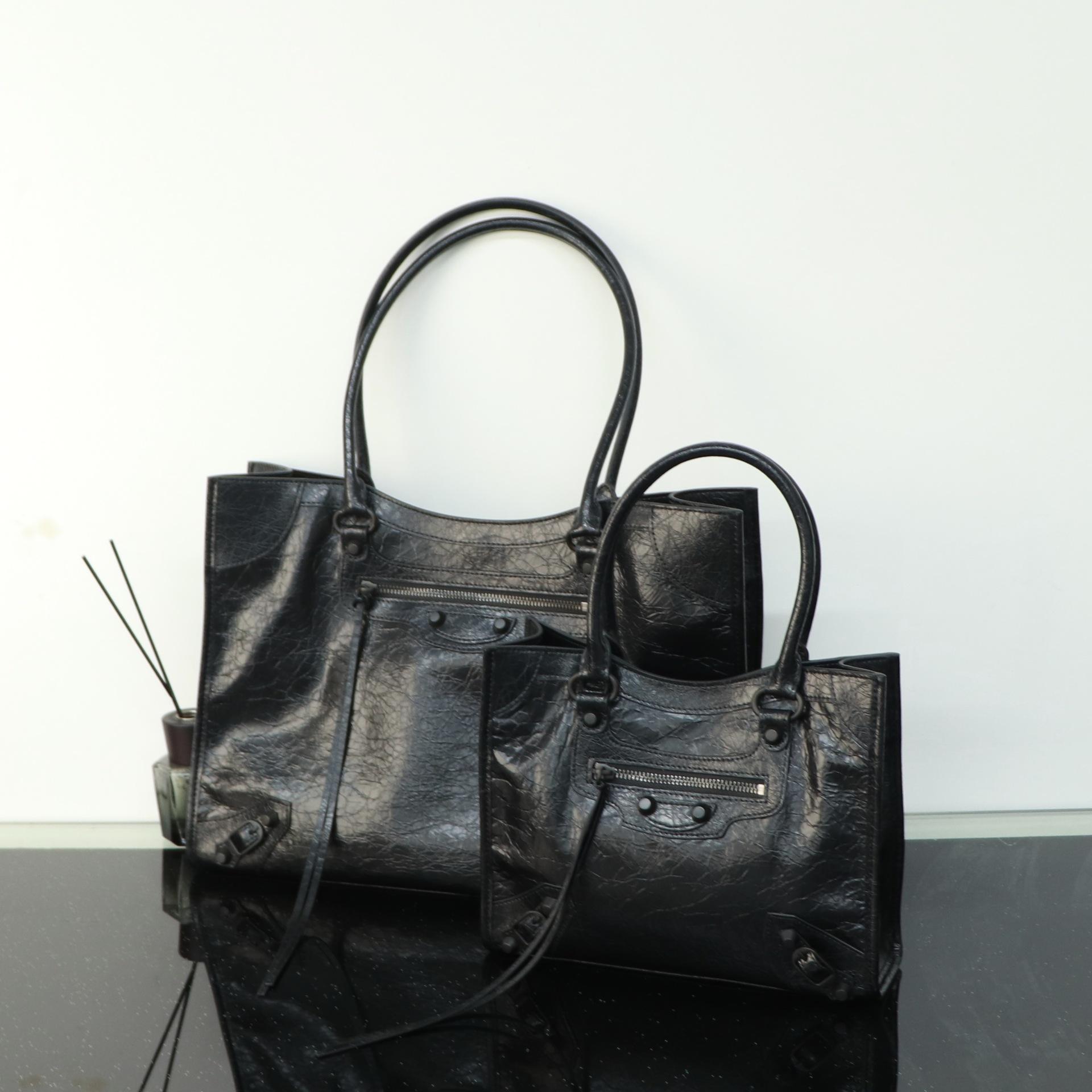 26 New s Outlet Rivet Motorcycle Bag Large Capacity Tote Bucket Top Layer Cowhide Hand-held Shoulder 26x8x21cm
26 New s Outlet Rivet Motorcycle Bag Large Capacity Tote Bucket Top Layer Cowhide Hand-held Shoulder 26x8x21cm