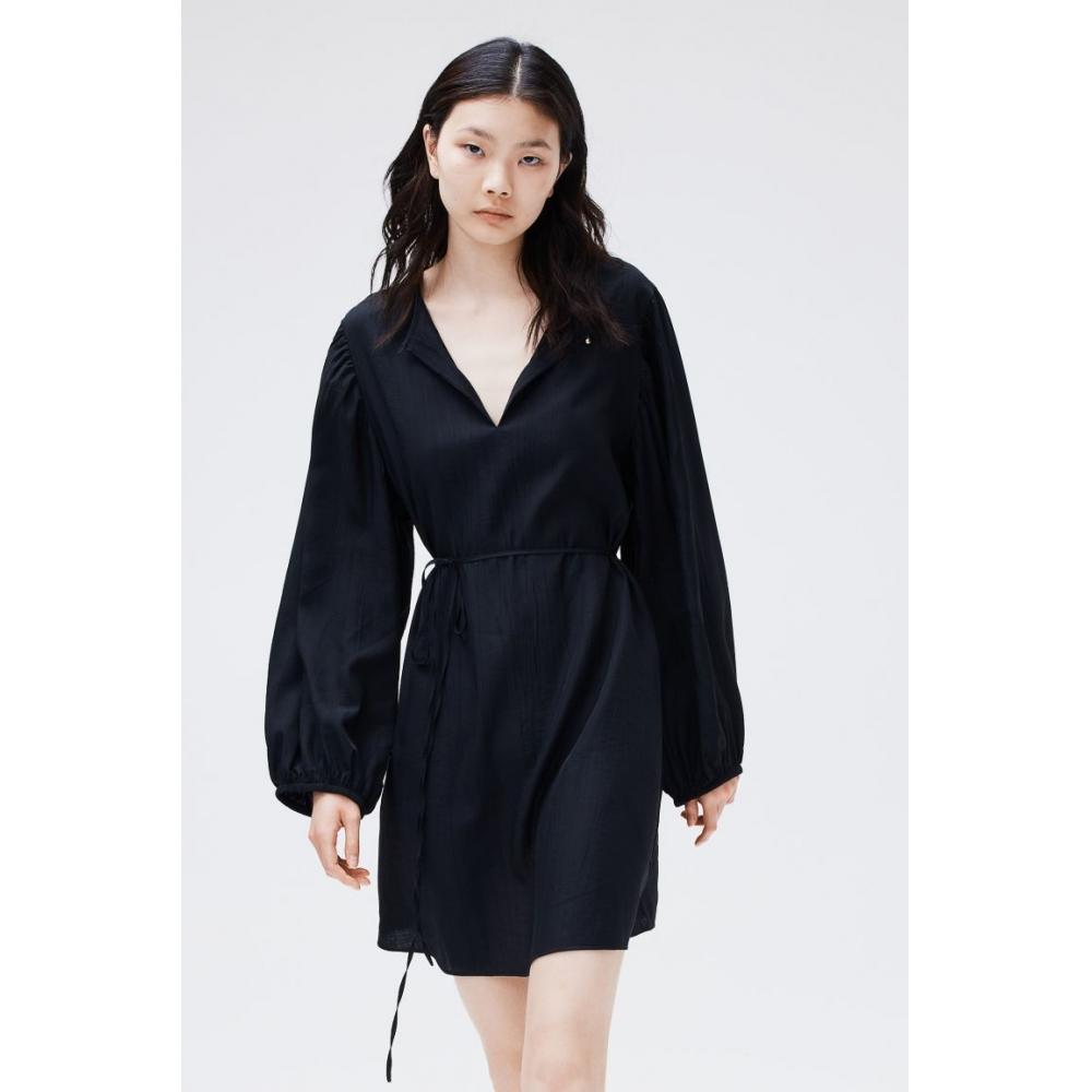 H M belted dress black
H M belted dress black