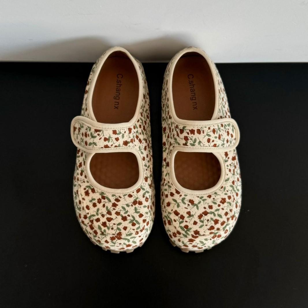 Niche sweet floral Velcro flat Mary Jane shoes women s 2025 new French retro soft-soled Doudou single shoes 35
Niche sweet floral Velcro flat Mary Jane shoes women s 2025 new French retro soft-soled Doudou single shoes 35