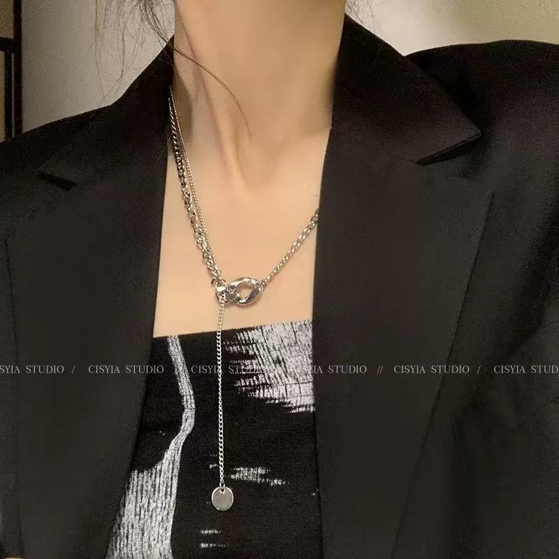 Cold wind autumn and winter versatile necklace women s light luxury high-end metal sweater chain niche versatile sweater chain accessories
Cold wind autumn and winter versatile necklace women s light luxury high-end metal sweater chain niche versatile sweater chain accessories