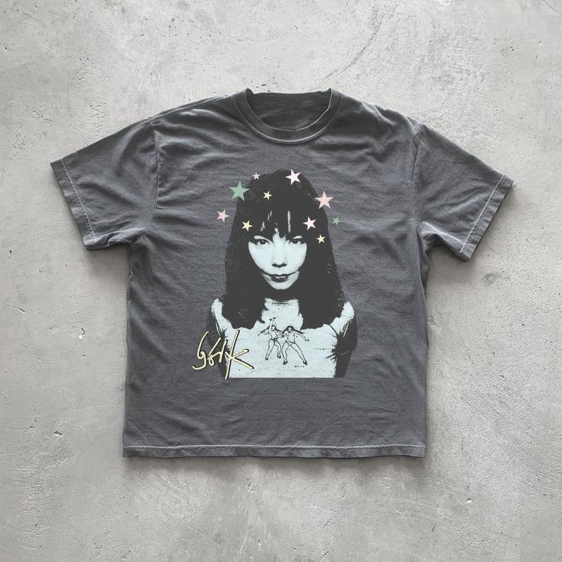Summer Vintage Unisex Bjork TShirt American Hip Hop Rock Street Short Sleeve Unisex Women Retro High Quality Fashion Cotton Top 4XL
Summer Vintage Unisex Bjork TShirt American Hip Hop Rock Street Short Sleeve Unisex Women Retro High Quality Fashion Cotton Top 4XL