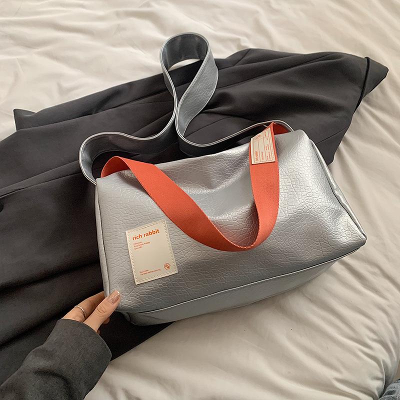 2025 going out travel bag soft leather large capacity fashion Korean version texture shoulder bag women s popular pillow bag this year серебряный
2025 going out travel bag soft leather large capacity fashion Korean version texture shoulder bag women s popular pillow bag this year серебряный