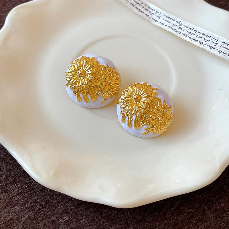 Silver needle oil drop printing retro stud earrings light luxury high-end earrings women s niche personality exaggerated temperament earrings
Silver needle oil drop printing retro stud earrings light luxury high-end earrings women s niche personality exaggerated temperament earrings