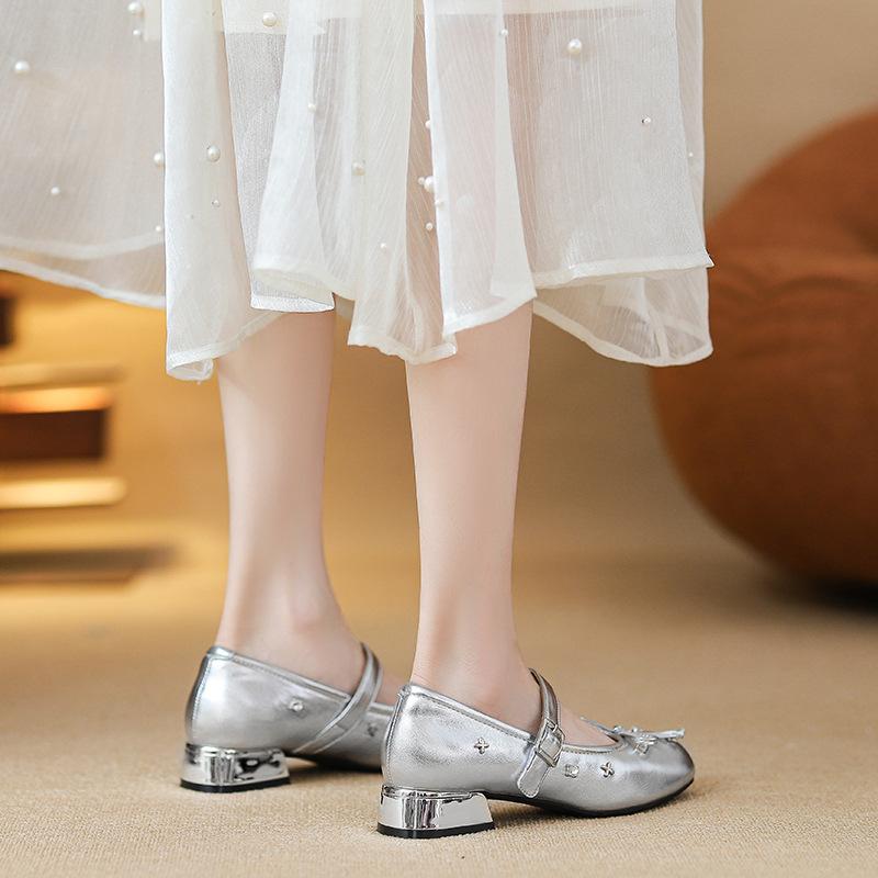 2025 silver little Mary Jane single shoes light mouth round head bow ballet French thick heel women s shoes 34
2025 silver little Mary Jane single shoes light mouth round head bow ballet French thick heel women s shoes 34