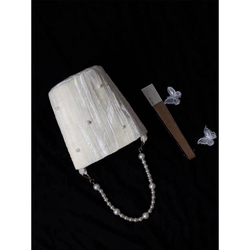 Original niche design Pearl texture velvet bucket bag Cream white socialite lady with shoulder messenger bag
Original niche design Pearl texture velvet bucket bag Cream white socialite lady with shoulder messenger bag